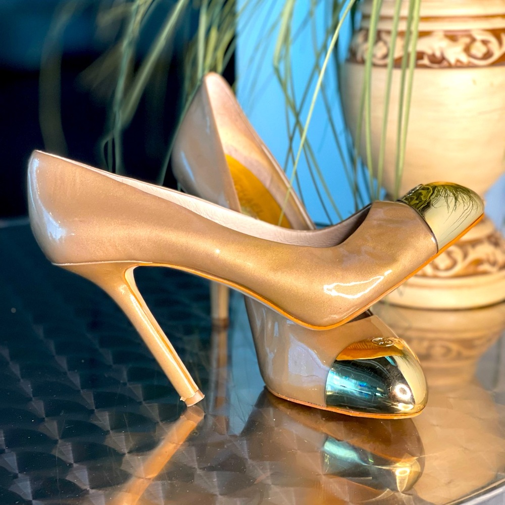Nude patent leather pumps with golden toe plate